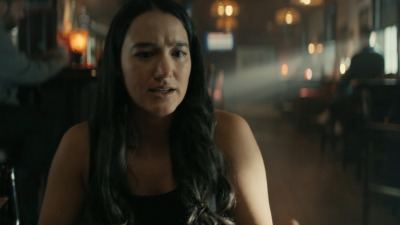   Milena ใน Lucky Lounge ใน Reacher ซีซั่น 2 ตอนที่ 2
