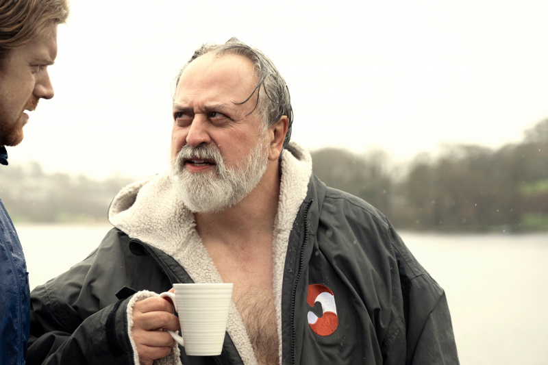   Stanley Townsendas vaidina pavojingai sėkmingą Bilą.