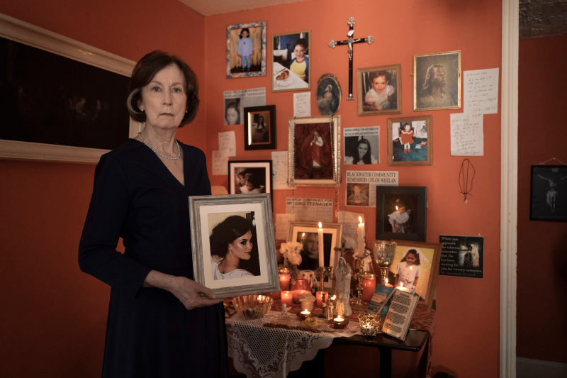   Ingrid Craigie kaip sielvartaujanti Marjorie, laikanti savo dukters Chloe nuotrauką, kurią vaidina Grace Collender.