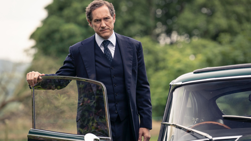   Bertie Carvel u tamnom odijelu stoji iza otvorenih vrata automobila kao inspektor Adam Dalgliesh u Dalglieshu.