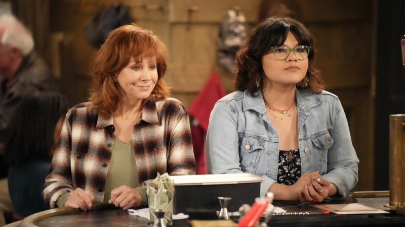 Reba McEntire ako Bobbie a Belissa Escobedo ako Isabella vo filme Happy's Place
