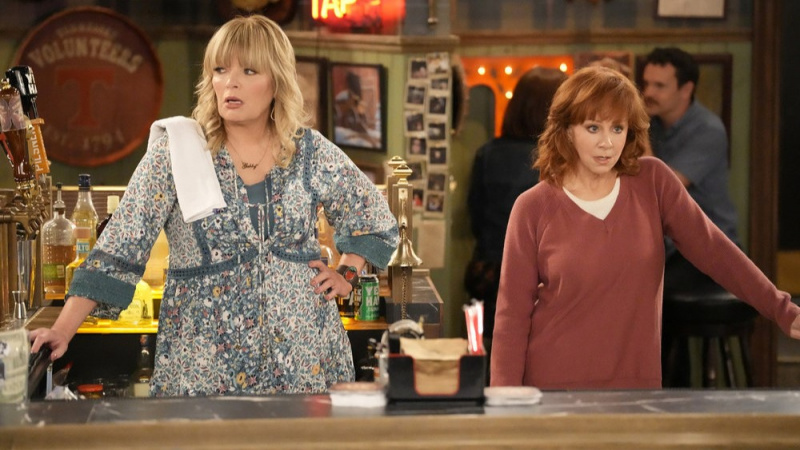 Melissa Peterman ako Gabby a Reba McEntire ako Bobbie v bare v Happy's Place