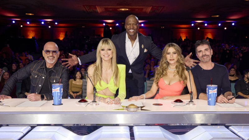 Howie Mandel, Heidi Klum, Terry Crews, Sofia Vergara a Simon Cowell o Amerike's Got Talent season 18