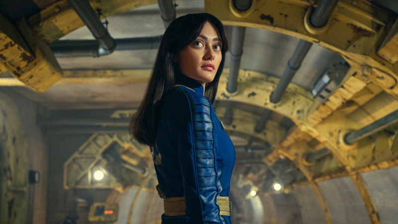 Lucy MacLean (Ella Purnell) u svom plavo-žutom odijelu trezora unutar trezora 33 u TV emisiji Fallout.