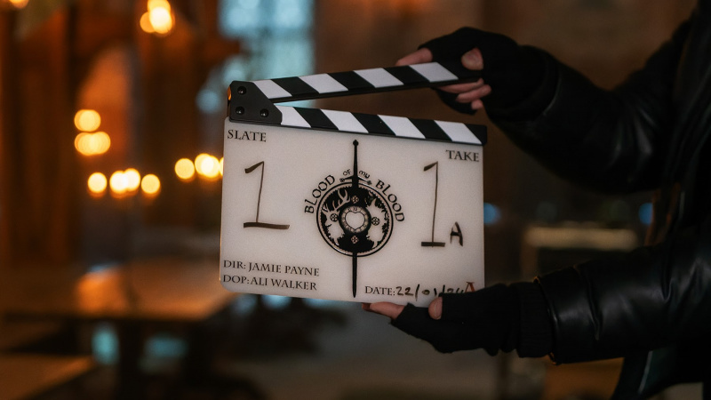   Imagine cu clapperboard pentru Outlander: Blood of My Blood