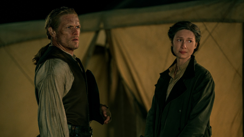   Claire și Jamie în afara unui cort militar în Outlander sezonul 7 episodul 8