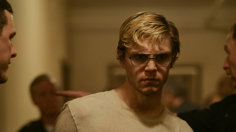   Evan Peters filmis Koletis: Jeffrey Dahmeri lugu