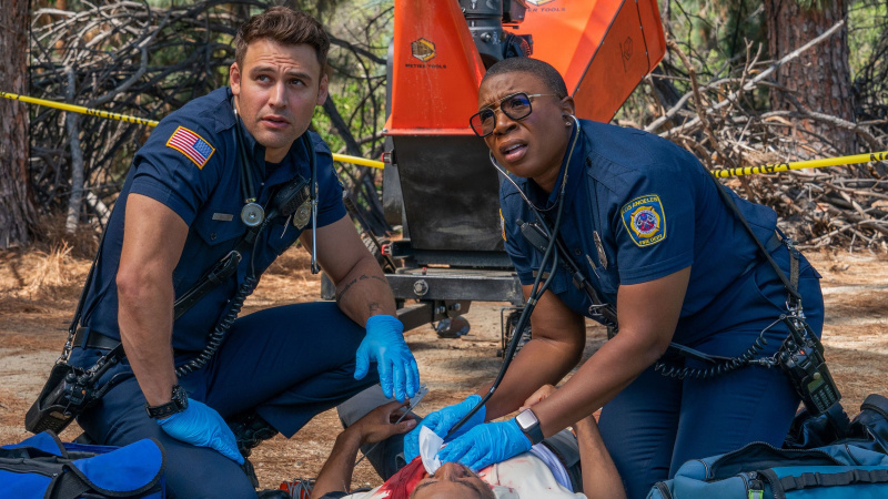 Aisha Hinds a Ryan Guzman pracujú na pacientovi v 9-1-1