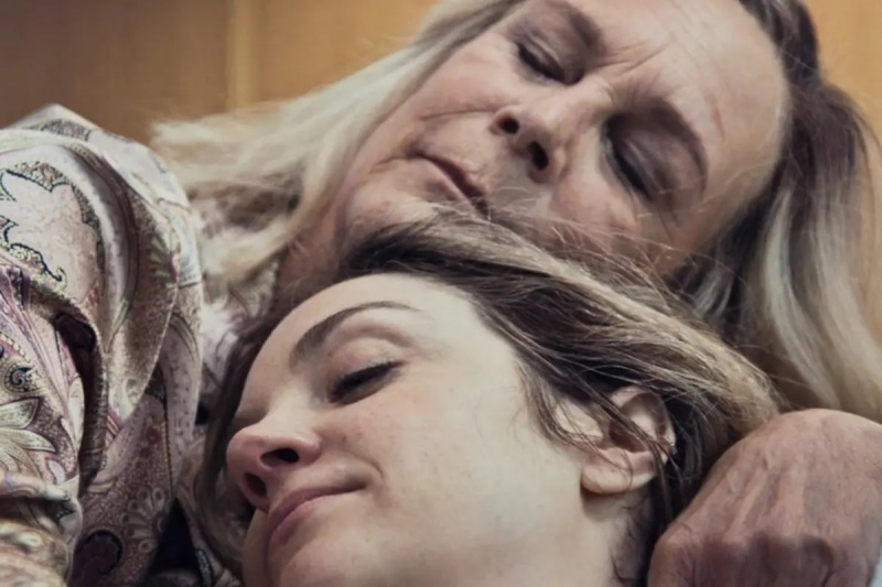   Jamie Lee Curtis in Abby Elliott v 8. epizodi 3. sezone The Bear