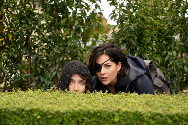 อีฟ ฮิวสัน และซาราห์ กรีน ใน Bad Sisters
