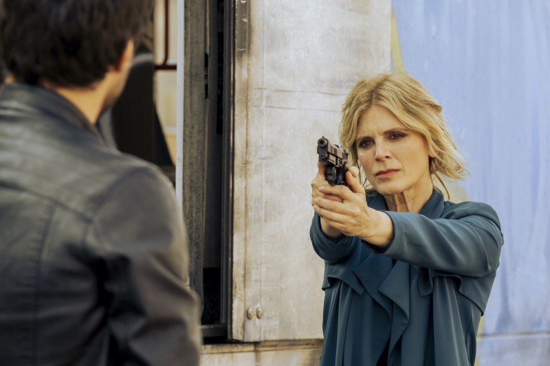  Emilia Fox joacă rolul unui fost spion devenit detectiv în Signora Volpe de la Acorn TV.