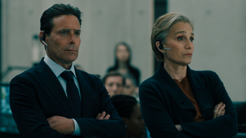   James Callis และ Kristin Scott Thomas ใน Slow Horses