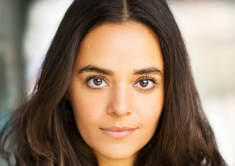   Aysha Kala vaidina Harry Virdee's wife Saima.