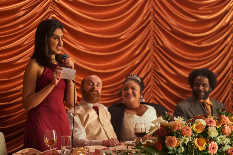   Ambika เป็น Emma กล่าวสุนทรพจน์ในงานแต่งงานใน One Day