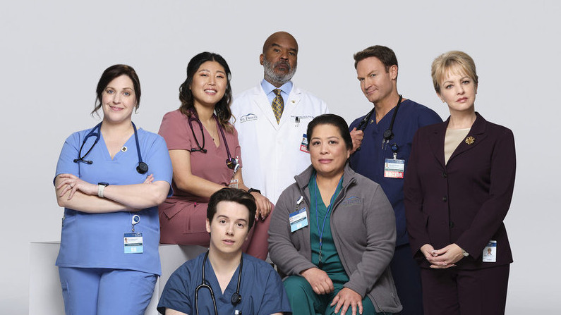   Allison Tolman, Kahyun Kim, Mekki Leeper, David Alan Grier, Kaliko Kauahi, Josh Lawson และ Wendi McLendon-Covey ใน St. Denis Medical