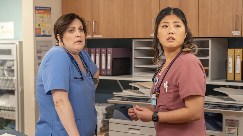   Allison Tolman และ Kahyun Kim ใน St. Denis Medical
