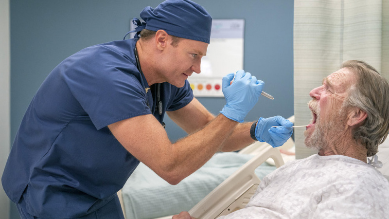   Josh Lawson ใน St. Denis Medical