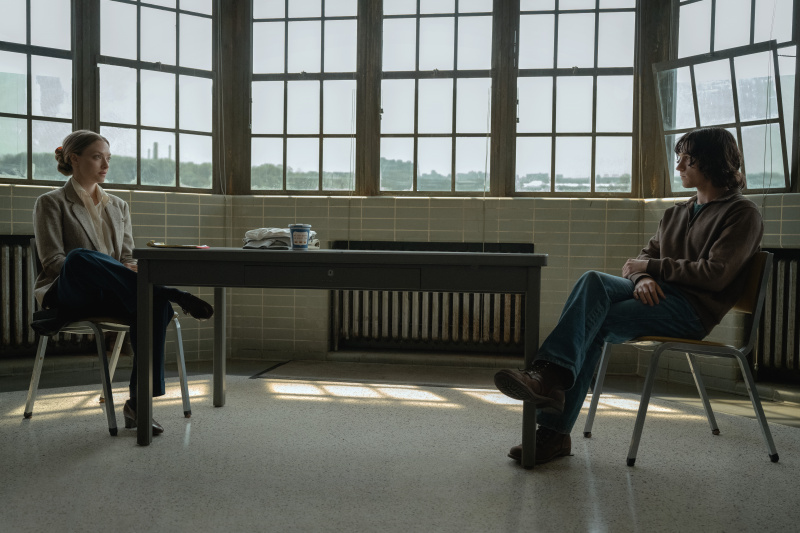 V The Crowded Room na Apple TV Plus si zahrali Tom Holland a Amanda Seyfried.