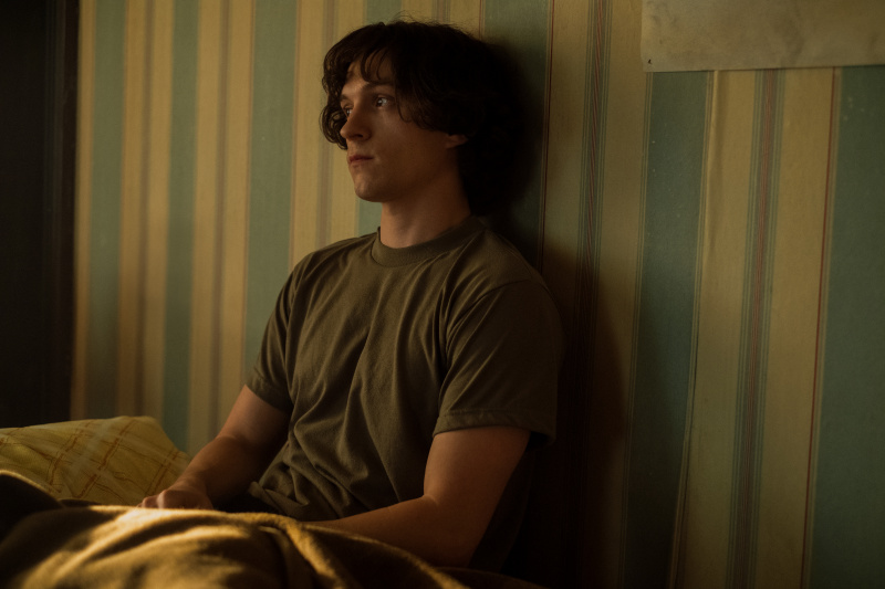  Tom Holland ako Danny Sullivan vo filme The Crowded Room.
