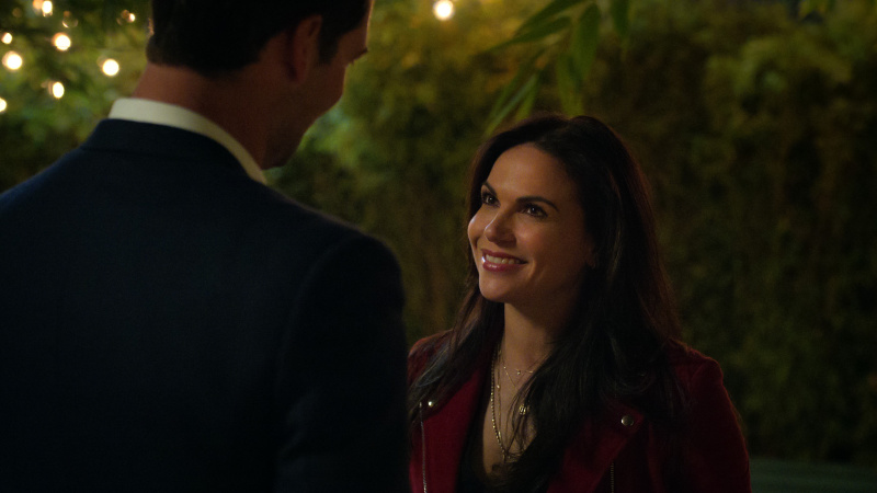   Lana Parrilla näyttelee Lisaa hymyilemässä The Lincoln Lawyerin kaudella 2
