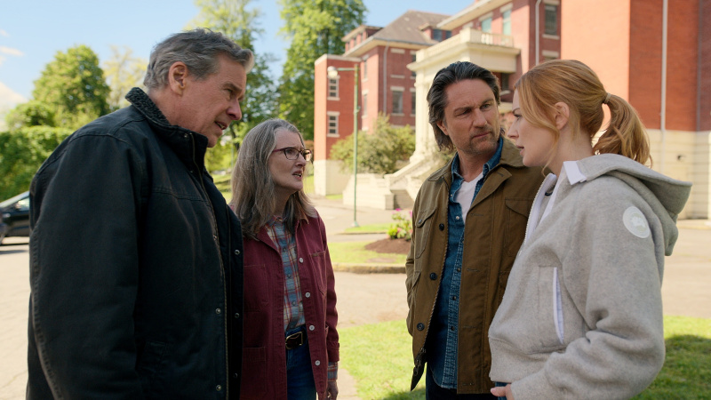   Doc, Hope, Mel และ Jack ยืนอยู่ข้างนอกโรงพยาบาลด้วยท่าทางกังวลใน Virgin River ซีซั่น 6