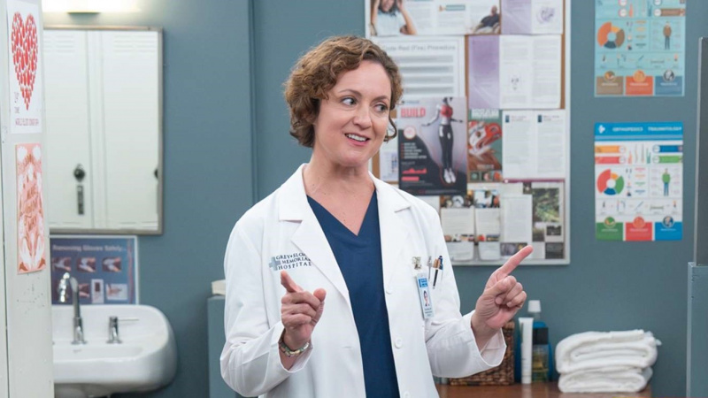   Kali Rocha ako Dr. Sydney Heron v Gray's Anatomy season 21