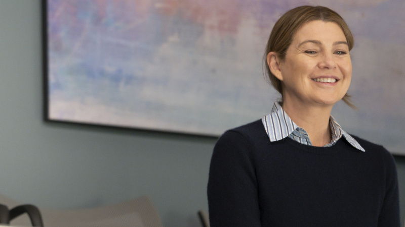   Ellen Pompeo ako Meredith usmievajúca sa v šedej's Anatomy season 20 finale