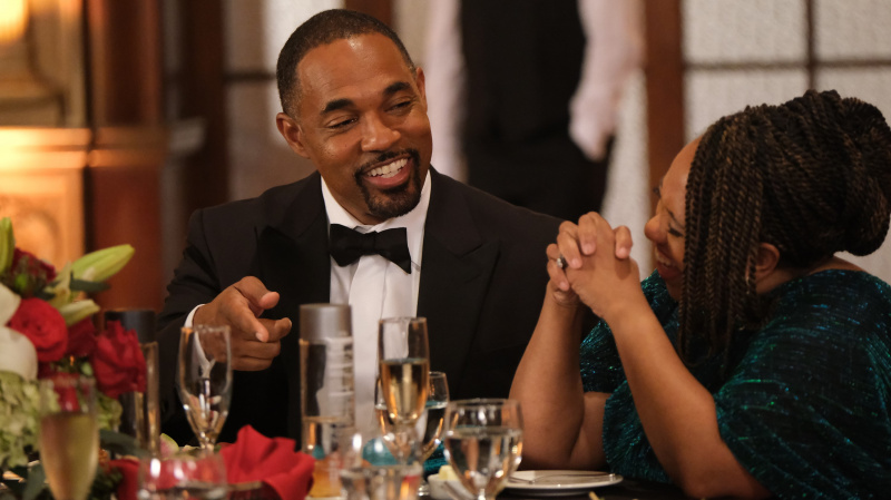   Jason George a Chandra Wilson ako Ben a Miranda sa smejú vo formálnom oblečení v 6. sezóne Station 19