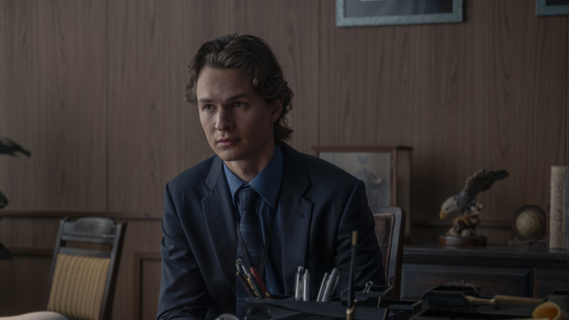   Ansel Elgort v Tokiu Vice