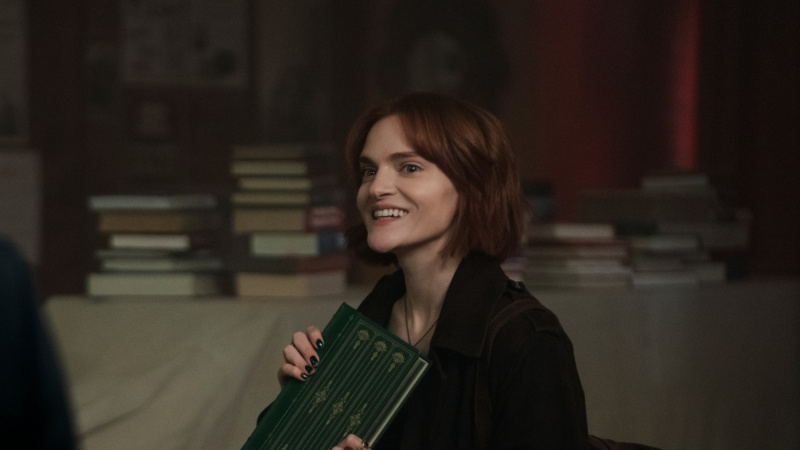 Madeline Brewer ถือหนังสืออยู่ในตัวคุณ