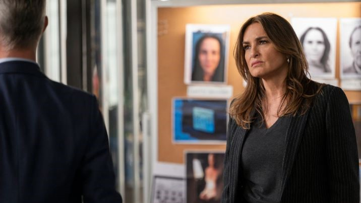   Маришка Харгитей в роли капитана Оливии Бенсон в отряде в сериале «Закон и порядок: СВУ», 26 сезон, 9 серия.