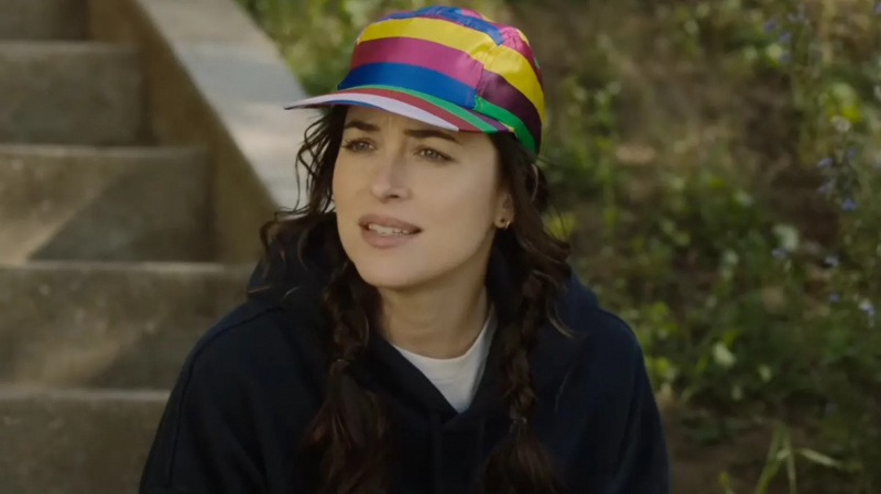  Dakota Johnson v klobúku vo filme Som v poriadku?