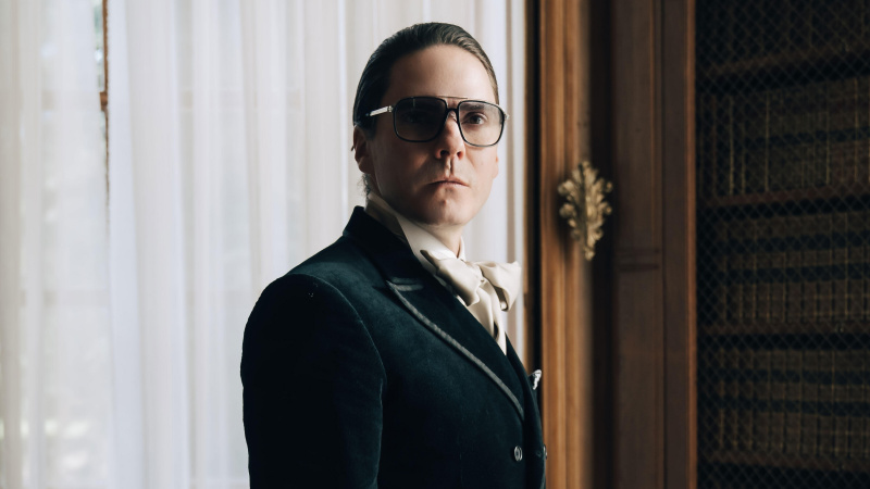   Daniel Brühl ako Karl Lagerfeld vo filme Becoming Karl Lagerfeld