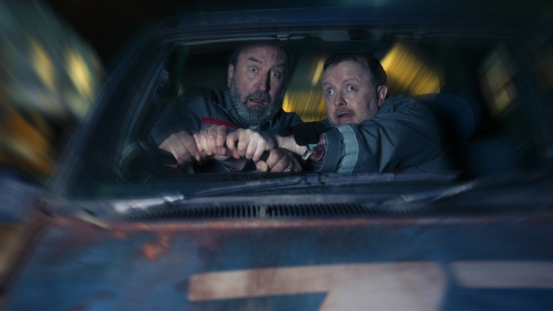   Neil (Lee) ja Scott (Chris) lähevad taevakomöödias Bad Tidings oma naabruskonda kaitstes segadusse.