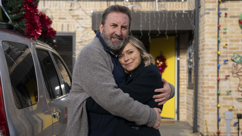   Neil (Lee Mack) ja tema abikaasa Laura (Sarah Alexander) ootavad ees katastroofilised jõulud.