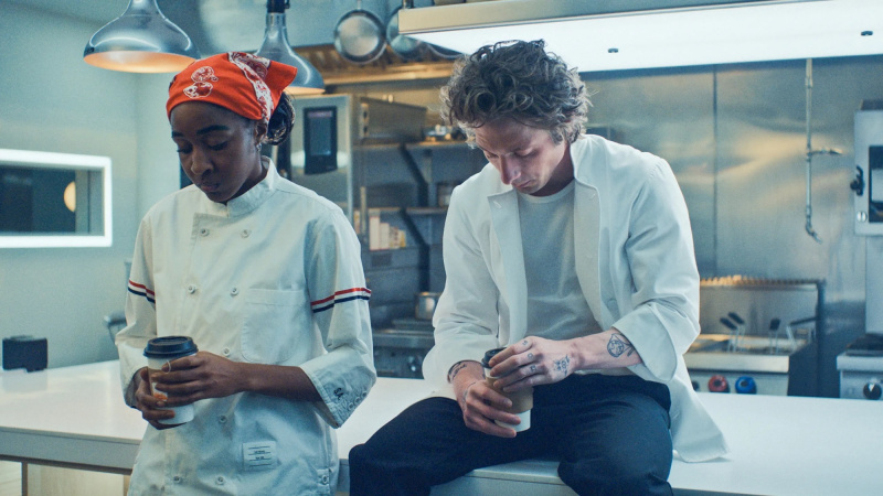 Ayo Edebiri a Jeremy Allen White vo filme Medveď sezóny 3, epizóda 1