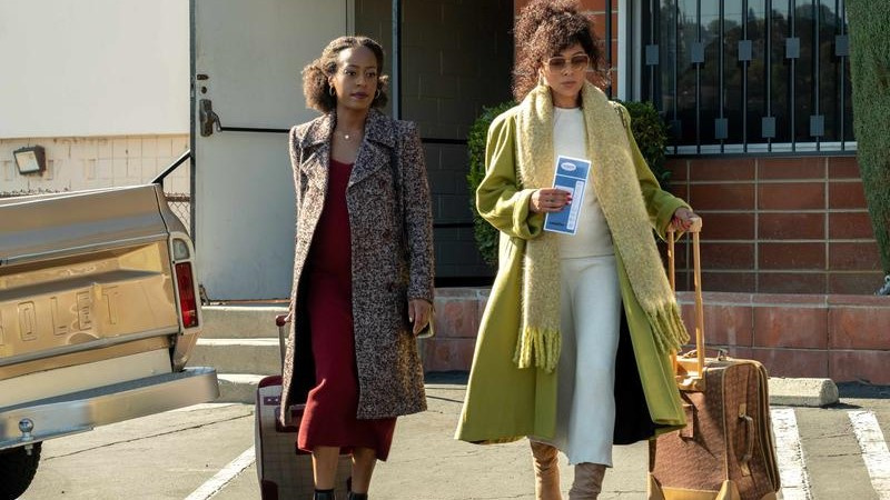   Devyn Tyler ως Veronique και Tamara Taylor ως Cassandra περπατώντας με αποσκευές στην 6η σεζόν του Snowfall