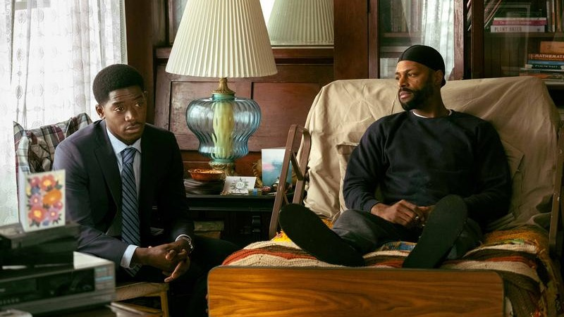   Damson Idris ως Franklin Saint και DeVaughn Nixon ως Kane Hamilton που μιλάνε σε ένα σαλόνι στην 6η σεζόν του Snowfall