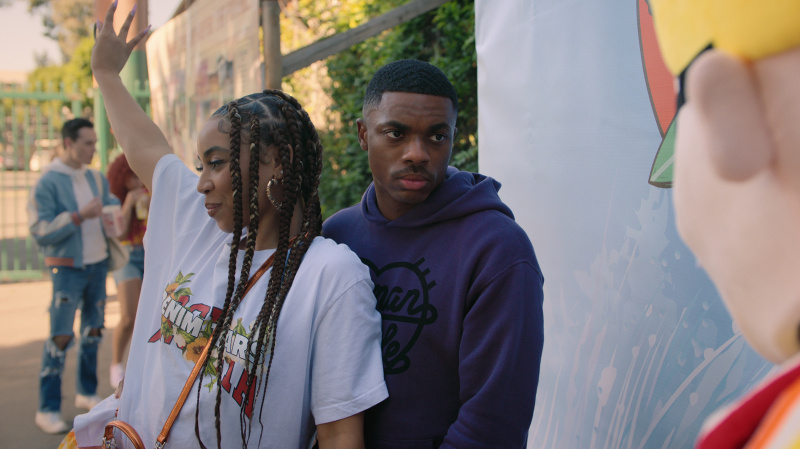  Andrea Ellsworth และ Vince Staples กอดกันในรายการ The Vince Staples Show