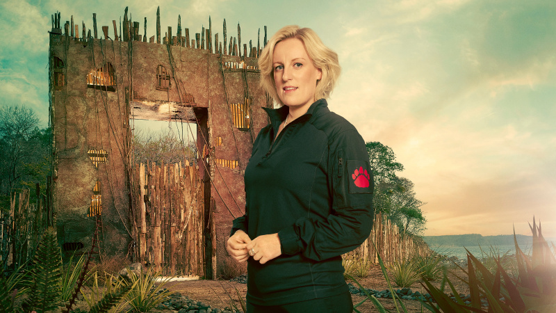   Steph McGovern, ünlü ayı avı polarında poz veriyor
