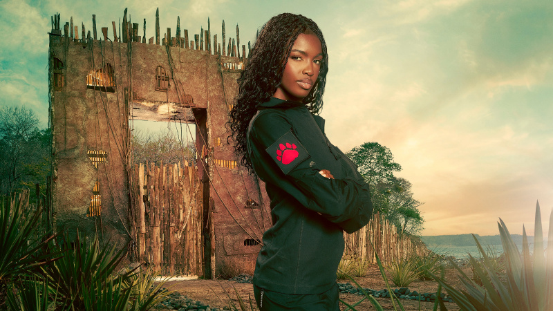   Leomie Anderson, ünlü ayı avı polarında poz veriyor