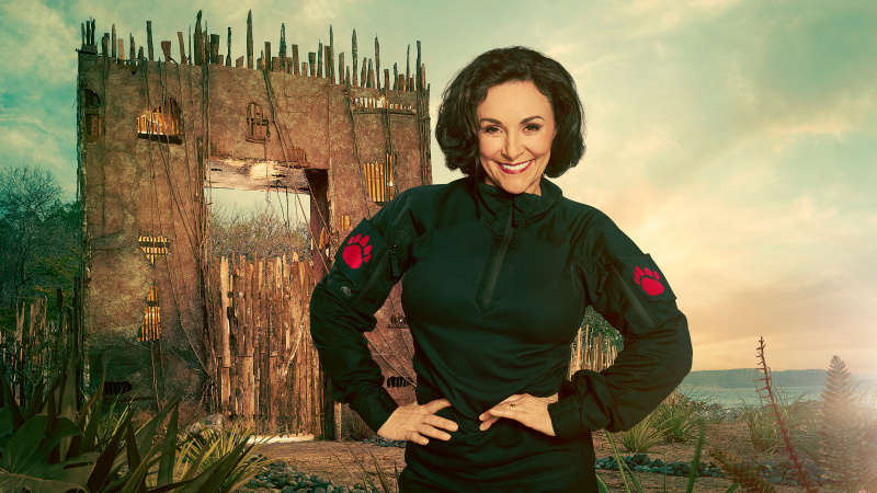   Shirley Ballas, ünlü ayı avı polarında poz veriyor