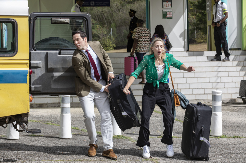 Nevile (Ralf Little) ridică o valiză în spatele mașinii sale, dar o lovește accidental pe Sophie (Chelsea Edge) la picior în acest proces. Ea reacționează cu durere.
