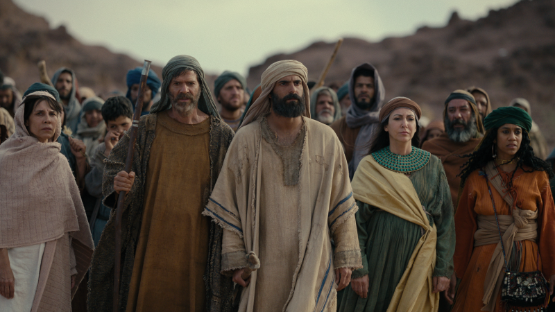  Ο Avi Azulay ως Μωυσής μπροστά σε ένα πλήθος στο Testament: The Story of Moses