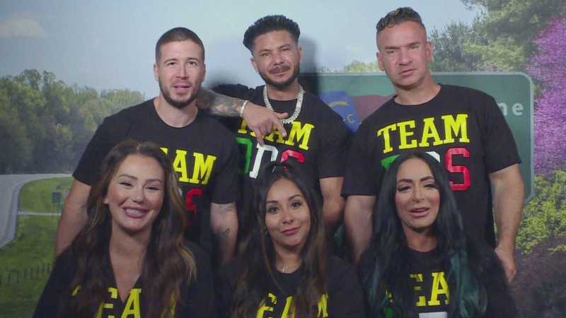 JWoww, Vinny, Pauly D, Snooki, Mike et Angelina en chemises noires à Jersey Shore : vacances en famille
