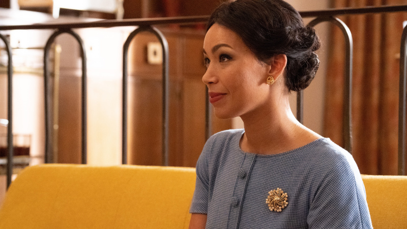   Ilfenesh Hadera Mayme Johnsonina sinisessä mekossa Godfather of Harlemin kaudella 3