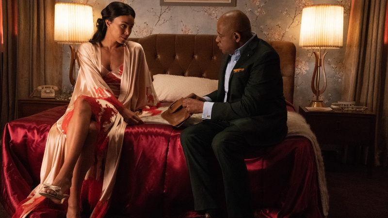   Ilfenesh Hadera Maymena ja Forest Whitaker Bumpyna istumassa sängyllä Godfather of Harlemin kaudella 3