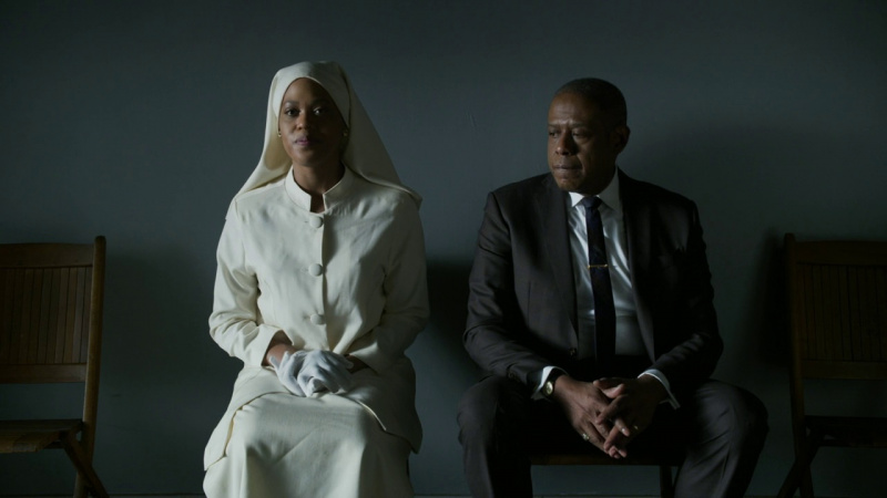   Antoinette Crowe-Legacy Elisenä ja Forest Whitaker Bumpyna istumassa vierekkäin Harlemin Godfatherissa