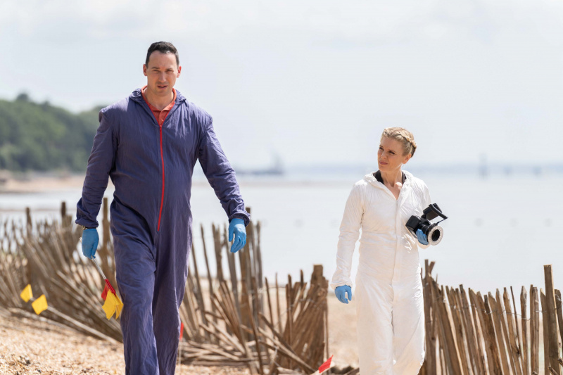  แจ็คและนิกกี้เดินบนชายหาดใน Silent Witness ซีซั่น 27