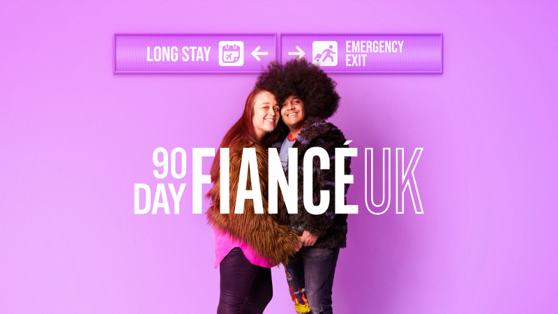   90 Day Fiancé UK 로고 뒤의 Louise와 Jose
